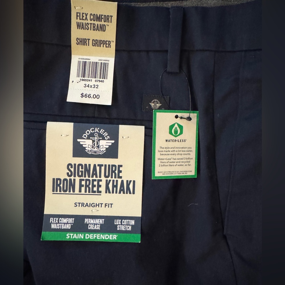 NWT. DOCKERS SIGNATURE 
IRON FREE KHAKIS
34x32